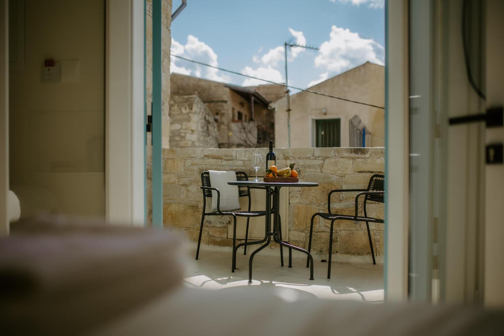 Smaragda'S Guest Rooms Limassol Extérieur photo